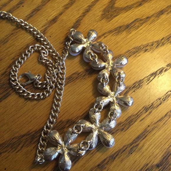 Faux pearl and rhinestone flower necklace - Picture 2 of 3